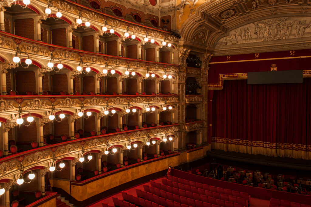 jak-się-ubrac-do-teatru