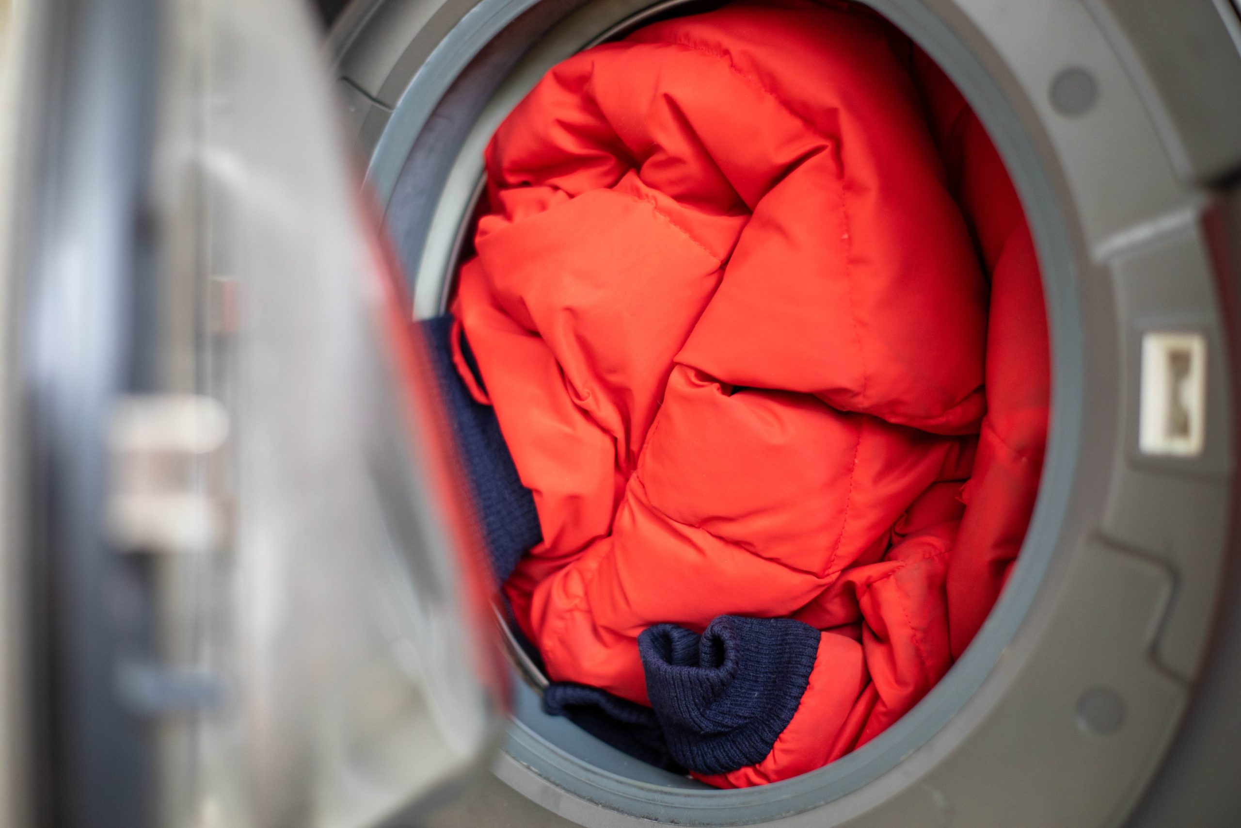Pranie kurtki w pralce — instrukcja krok po kroku