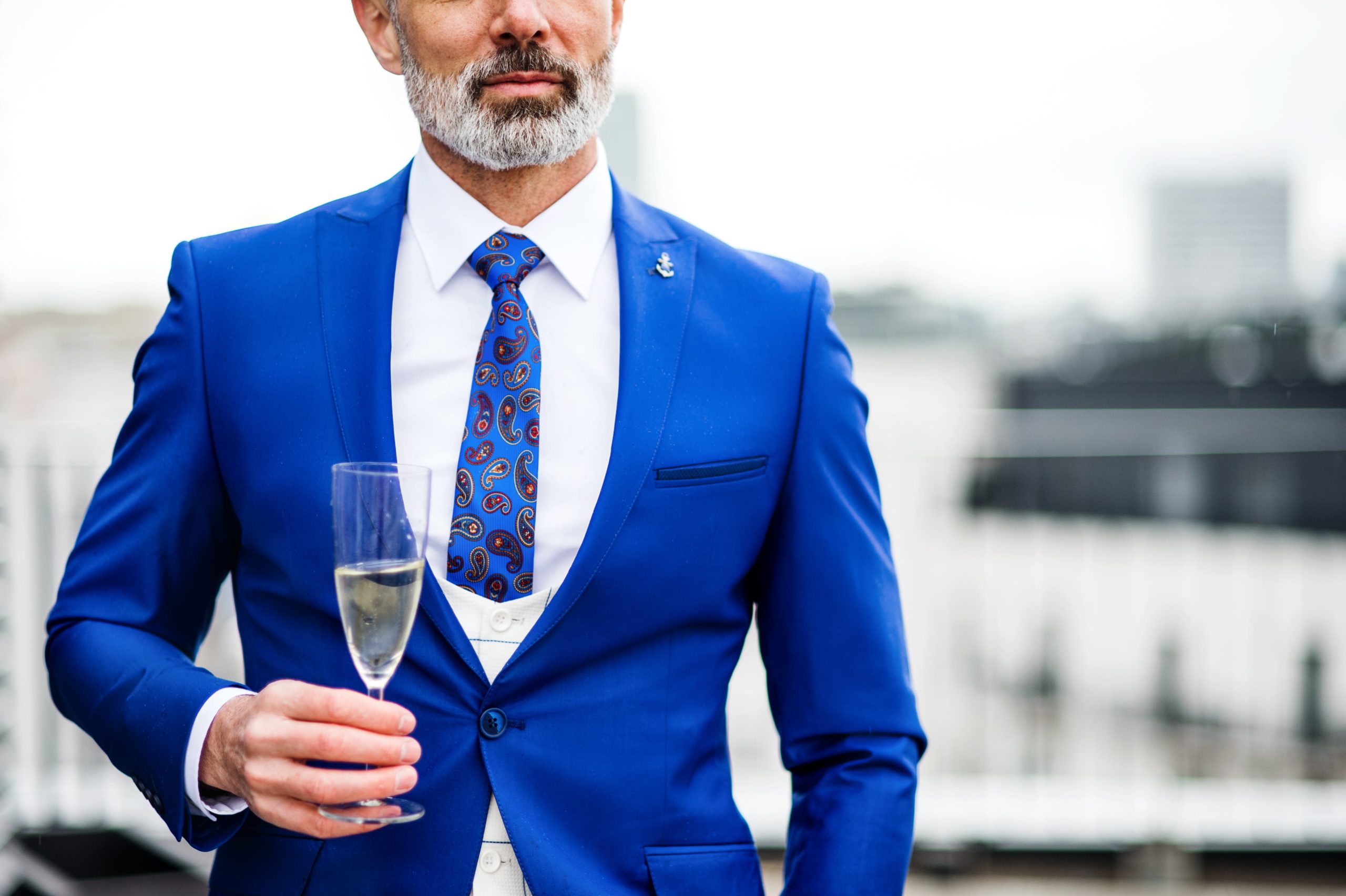 Cocktail dress code, czyli strój koktajlowy męski. Wyjaśniamy jego zasady