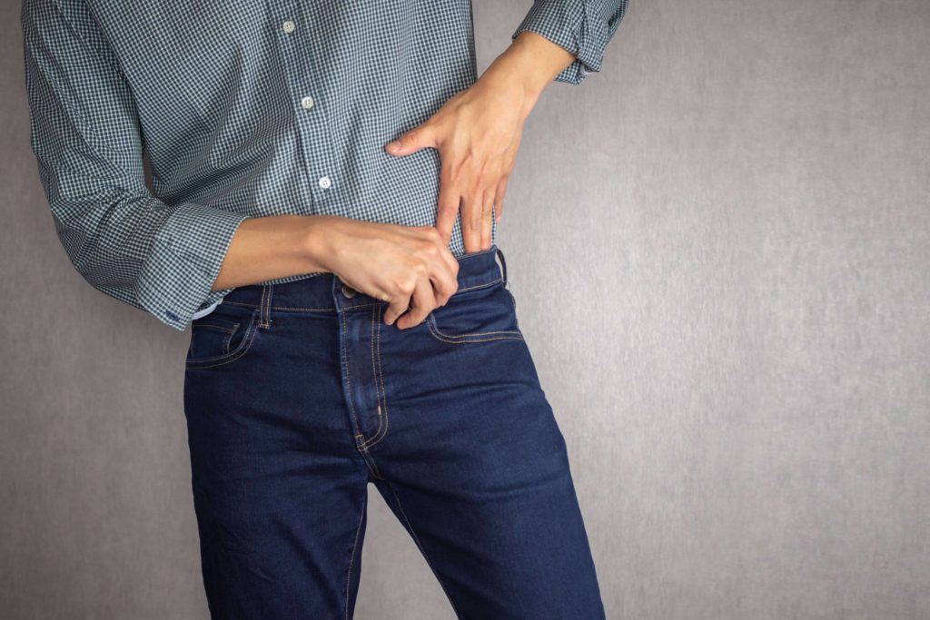 Co zrobić żeby koszula nie wychodziła ze spodni