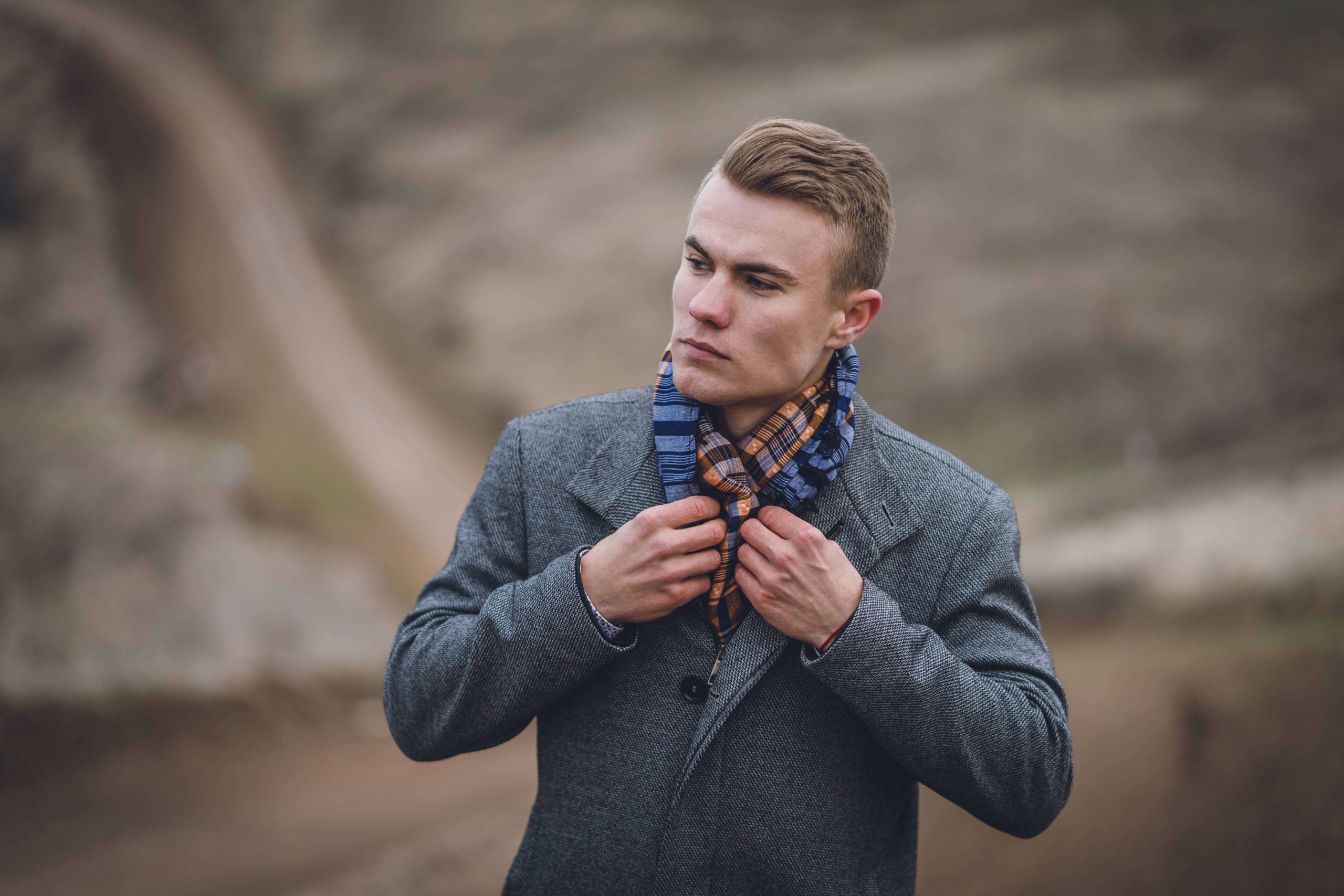 Elegancki szary płaszcz – stylizacje na każdą biznesową okazję!