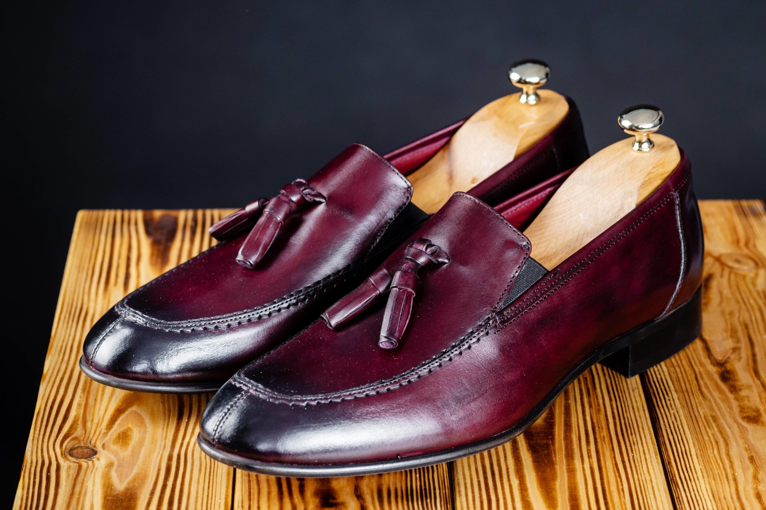 Buty loafersy i mokasyny do garnituru – kiedy nie jest to przesada?