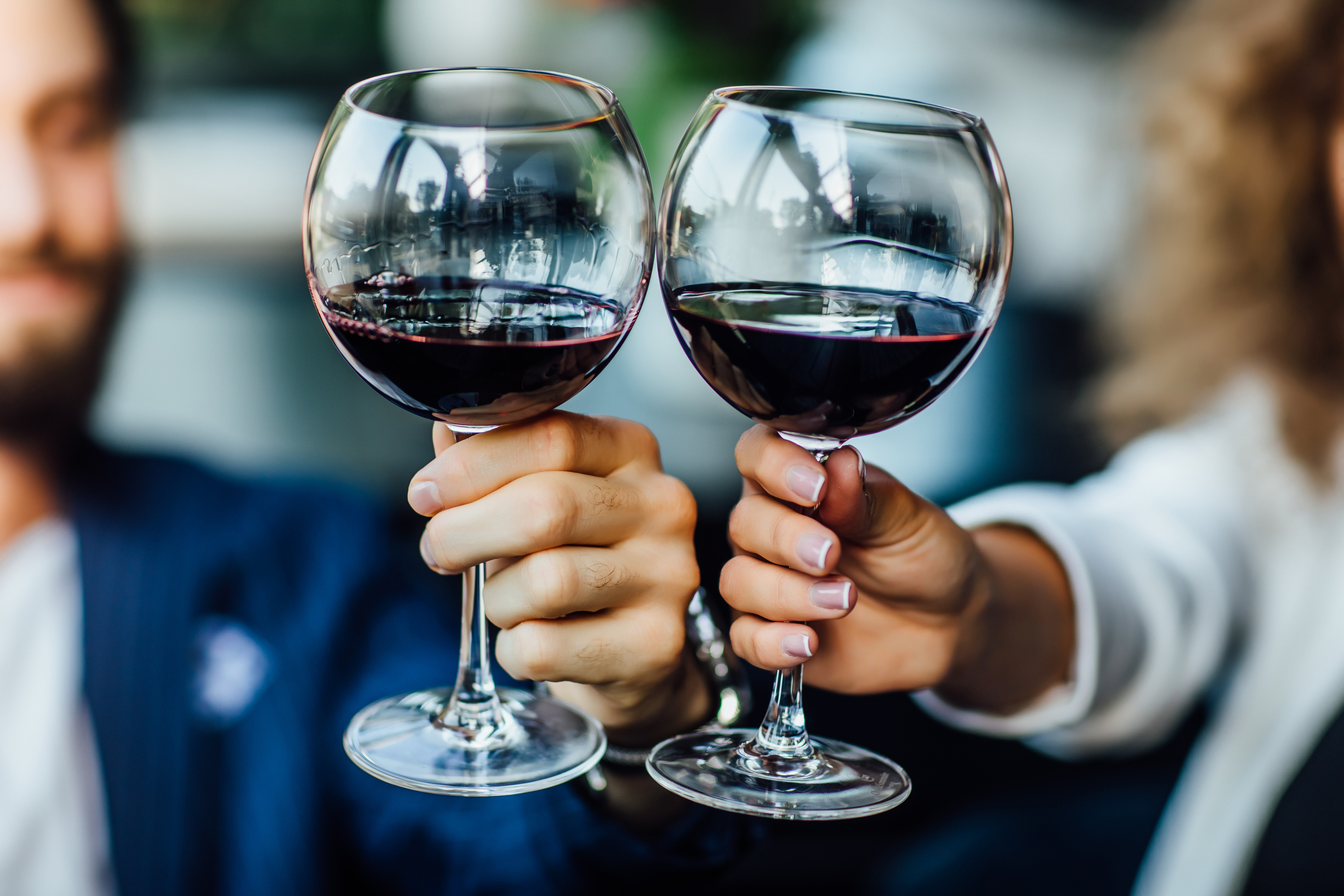 Jak sprać czerwone wino z ubrania? Zobacz 5 porad