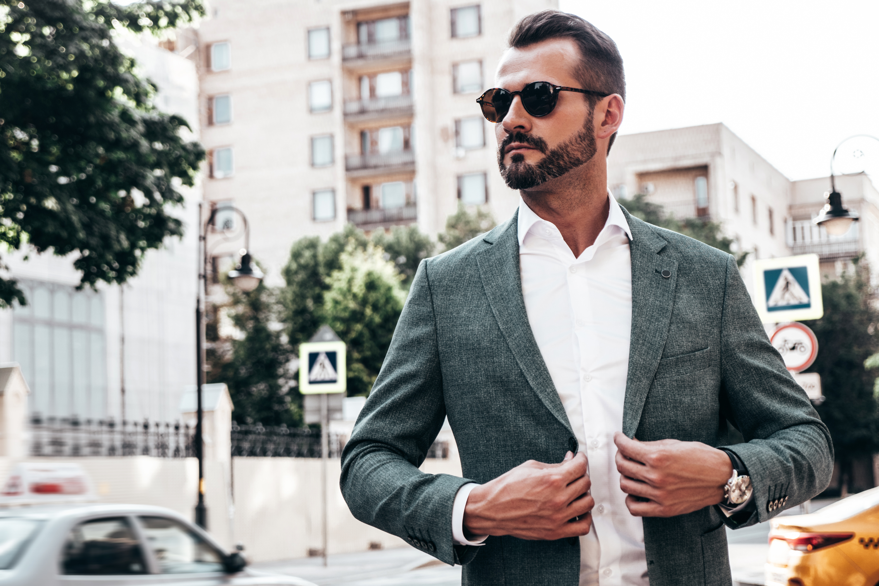 Eleganckie okulary do garnituru – co to oznacza? Zasady i stylizacje
