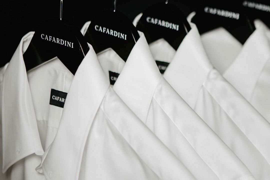 Biała koszula – symbol męskiej elegancji. Co warto o niej wiedzieć?