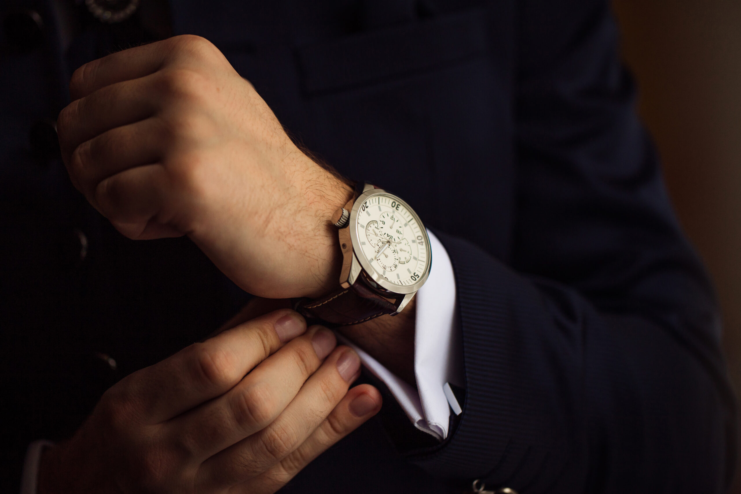 Jak dobrać zegarek do garnituru i innych stylizacji? Poradnik