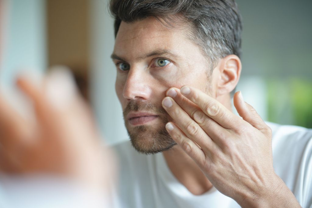 Pielęgnacja twarzy dla mężczyzn zimą i latem. Dlaczego zadbana cera jest istotna?