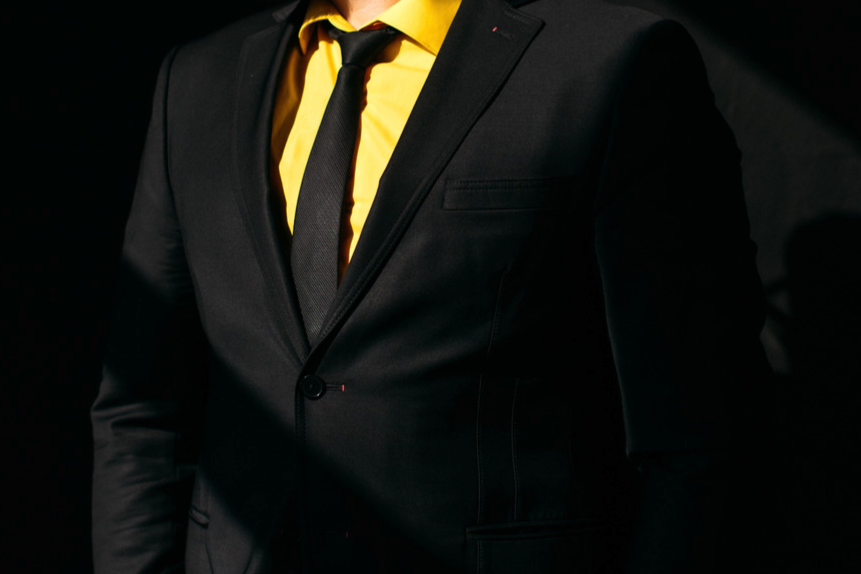 Żółta koszula męska – jak ją stylizować?