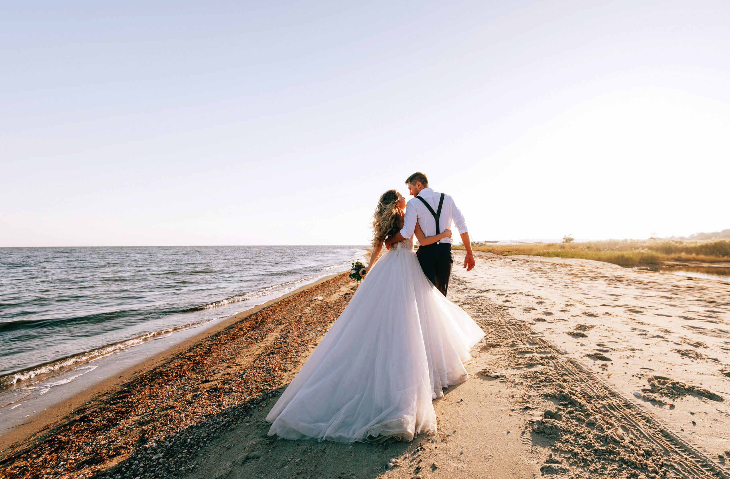 Ślub na plaży – jak się ubrać elegancko, ale i wygodnie